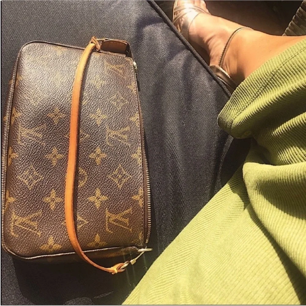 Louis Vuitton Monogram Canvas pochette Shoulder Bag